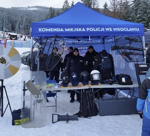 Festyn „Bezpieczne ferie” z udziałem dolnośląskich policjantów u stóp Czarnej Góry