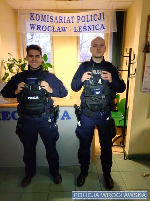 Policjanci w mundurach w komisariacie Policji w Leśnicy