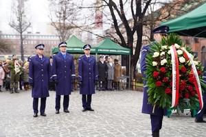 Komendant Wojewódzki Policji we Wrocławiu wziął udział w obchodach 84. rocznicy pierwszej masowej zsyłki Polaków na Sybir