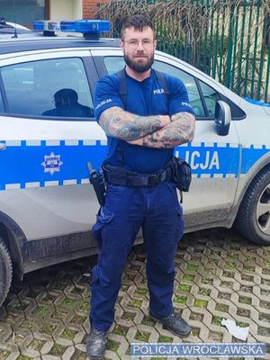 Policjanci z Kobierzyc uratowali życie mężczyźnie, który podjął desperacki krok