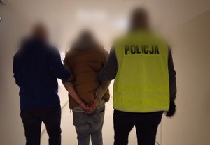 Wrocławscy policjanci zatrzymali dwóch oszustów, którzy za pomocą kodów BLIK wypłacali pieniądze z bankomatów