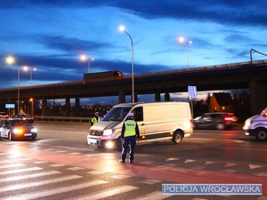 Policjanci ruchu drogowego podczas kierowania ruchem na przed Stadionem Miejskim we Wrocławiu.