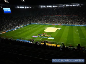 Widok na murawę stadionu z reprezentacjami Ukrainy Islandii oraz trybuny z kibicami