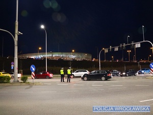 Policjanci ruchu drogowego podczas kierowania ruchem na jednej z ulic w sąsiedztwie Stadionu Miejskiego we Wrocławiu.