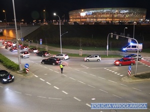 Policjanci ruchu drogowego podczas kierowania ruchem na jednym ze skrzyżowań przed Stadionem Miejskim we Wrocławiu.