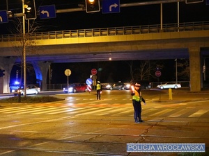 Policjantki ruchu drogowego podczas kierowania ruchem na skrzyżowaniu w sąsiedztwie Stadionu Miejskiego we Wrocławiu.