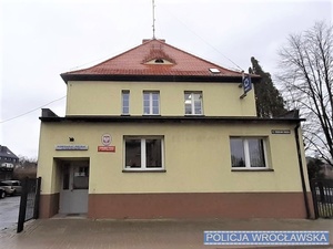 Zdjęcie poglądowe Komisariatu Policji w Kątach Wrocławskich.