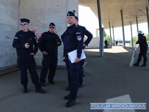 Dowódca zabezpieczenia Zastępca KMP we Wrocławiu mł. insp. Sławomir Wołk oraz dowódcy odcinków.