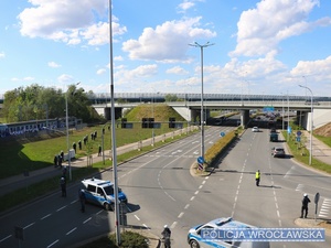 Funkcjonariusze dbający o bezpieczeństwo osób biorących udział w imprezie masowej - meczu piłki noznej.