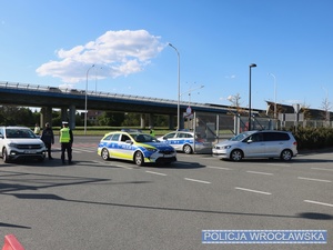 Funkcjonariusze ruchu drogowego dbający o bezpieczeństwo osób biorących udział w imprezie masowej - meczu piłki nożnej.