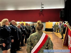 130 abiturientów klas mundurowych zakończyło rok szkolny. W uroczystościach udział wziął Komendant Miejski Policji we Wrocławiu mł. insp. Rafał Siczek