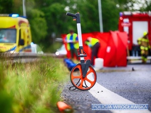 Śmiertelny wypadek pod Wrocławiem - motocyklista uderzył w bariery rozdzielające jezdnie