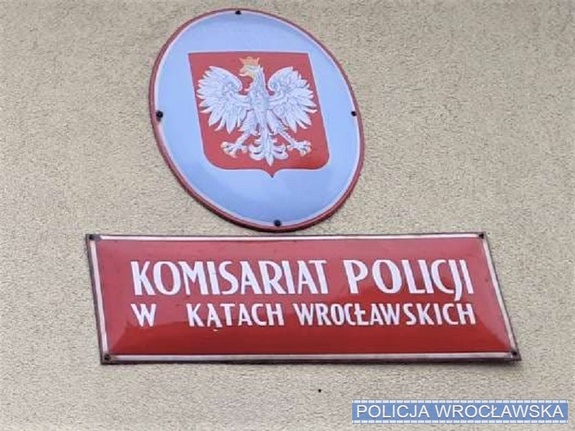 Godło wraz z tabliczka informacyjną Komisariat Policji w Kątach Wrocławskich