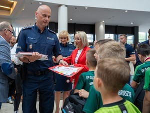 Zastępca Komendanta Miejskiego Policji we Wrocławiu mł. insp. Sławomir Wołk  wręcza nagrody za turniej piłkarski.