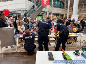 policjanci wydający nagrody dla dzieci.