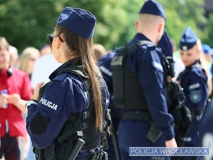 Zdjęcie funkcjonariuszy zabezpieczających imprezę masową we Wrocławiu.