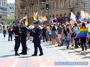 Zdjęcie funkcjonariuszy zabezpieczających imprezę masową we Wrocławiu.