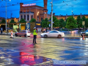 Funkcjonariuszka ruchu drogowego nadzorujący ruch na jednym z  wrocławskich skrzyżowań w trakcie zabezpieczenia 10 edycji Nocnego Półmaratonu we Wrocławiu.