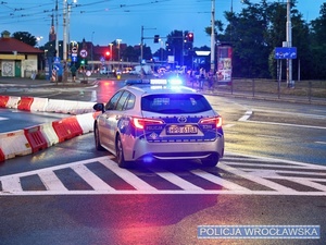 Oznakowany radiowóz policyjny na trasie 10 edycji Nocnego Półmaratonu we Wrocławiu.