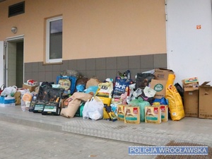 Przywieziona przez policjantów karma oraz inne przedmioty dla podopiecznych schroniska we Wrocławiu.