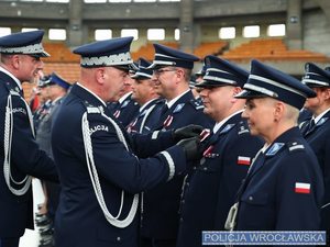 Komendant Miejski Policji we Wrocławiu i jego zastępca odznaczeni podczas dolnośląskich obchodów Święta Policji