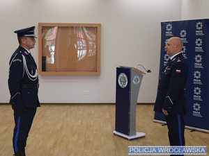 Dowódca uroczystości składa meldunek Komendantowi Miejskiemu Policji