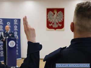 policjanci mówią rotę ślubowania