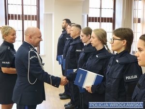 Komendant wręczający akt mianowania