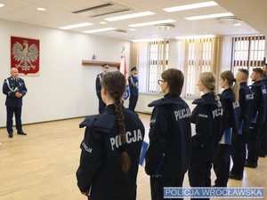 policjanci stojący w szeregu