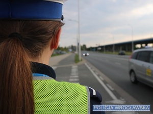 Ujęcie głowy oraz pagonu nadzorującej ruch w sąsiedztwie stadionu umundurowanej policjantki ruchu drogowego