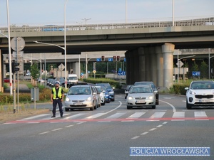 Kierujący ruchem na jednym ze skrzyżowań w sąsiedztwie stadionu umundurowany policjant ruchu drogowego