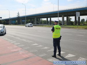 Stojący umundurowany policjant drogówki podczas czynności