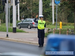 policjantka zatrzymująca pojazd do kontroli