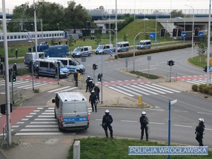 Policjanci zabezpieczający teren przyległy do stadionu