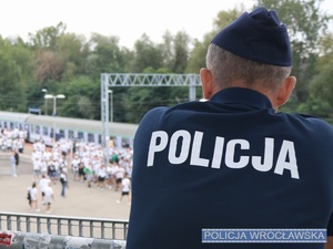 Komendant Miejski Policji nadzorujący przyjazd pociągu z kibicami gości