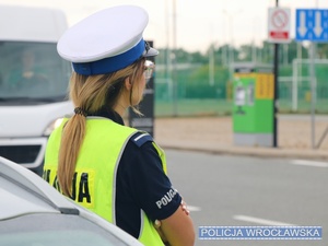 Umundurowana policjantka drogówki, która zapewniała bezpieczeństwo uczestników ruchu drogowe