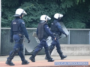 Policjanci zabezpieczający peron kolejowy