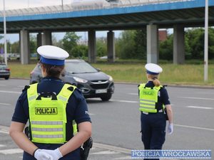 Zdjęcie ilustracyjne dwóch policjantek ruchu drogowego kierujących ruchem na jednej z wrocławskich ulic.