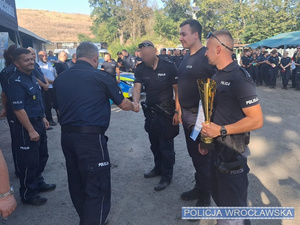 Funkcjonariusze Komendy Miejskiej Policji we Wrocławiu otrzymują puchar najlepszej drużyny męskiej