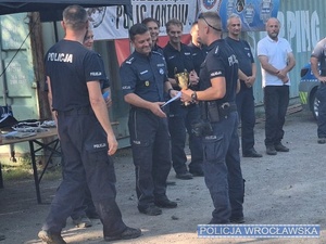 policjant otrzymujący puchar