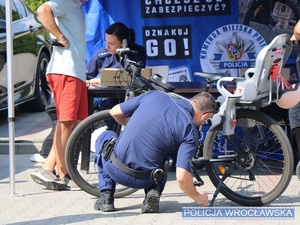 policjant znakujący rower