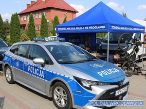 Namiot Komendy Miejskiej Policji we Wrocławiu z radiowozem oznakowanym