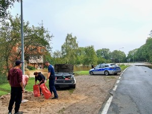 Policjanci niosą pomoc mieszkańcom powiatu wrocławskiego