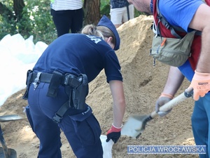 Policjantka trzymająca worek z piaskiem