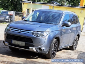 Stojące na parkingu przy jednej z wrocławskich ulic Mitsubishi Outlander