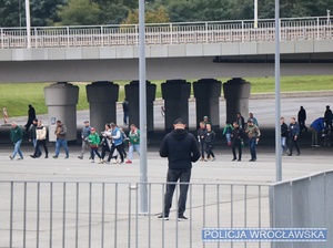 Zdjęcie wchodzących na stadion kibiców