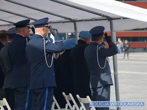 Policjanci oddający honor