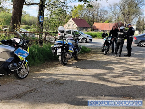 Policjanci wrocławskiej drogówki z patrolu motocyklowego podczas kontroli kierującego na jednej z wrocławskich ulic