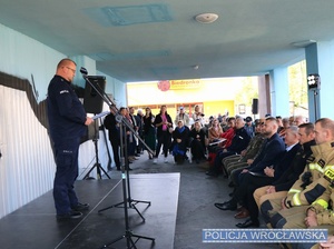 Zastępca Komendanta Komisariatu Policji Wrocław-Krzyki w trakcie przemowy.