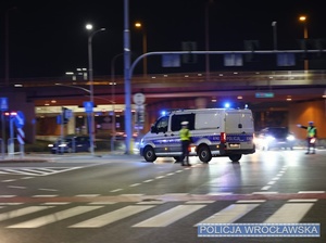 Policjanci kierujący ruchem na jednym ze skrzyżowań w okolicy stadiony miejskiego we Wrocławiu.